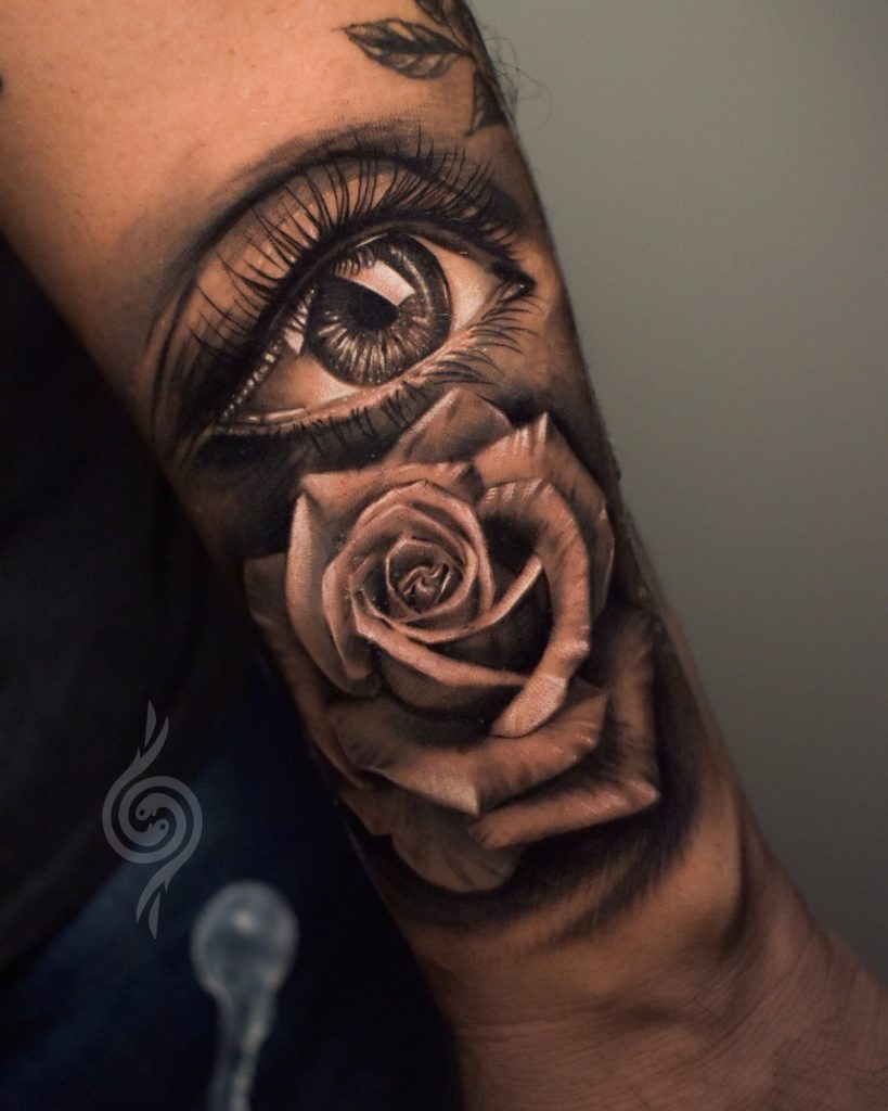 Rose & Eye eskisehir tattoo & design sude erdem ink Realistic Rose & Eye (gerçekçi gül ve göz) tattoo. Aklınızdaki dövme tasarımları ve modellerinin fiyat bilgisi için bizimle iletişime geçiniz
